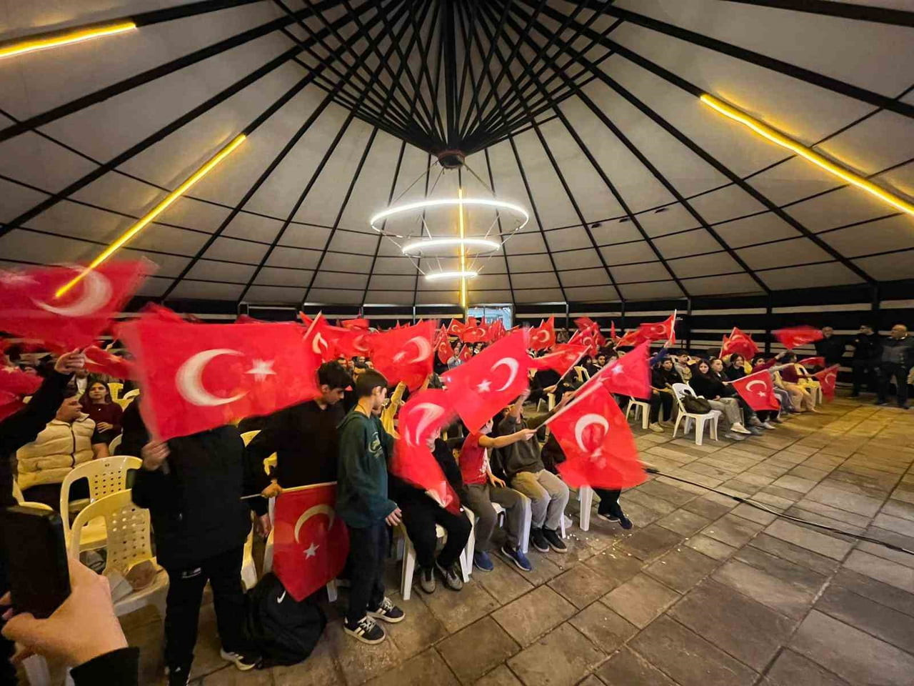 FATİH'TE, A MİLLİ TAKIM'IN KOSOVA GALİBİYETİ COŞKUYLA KUTLANDI