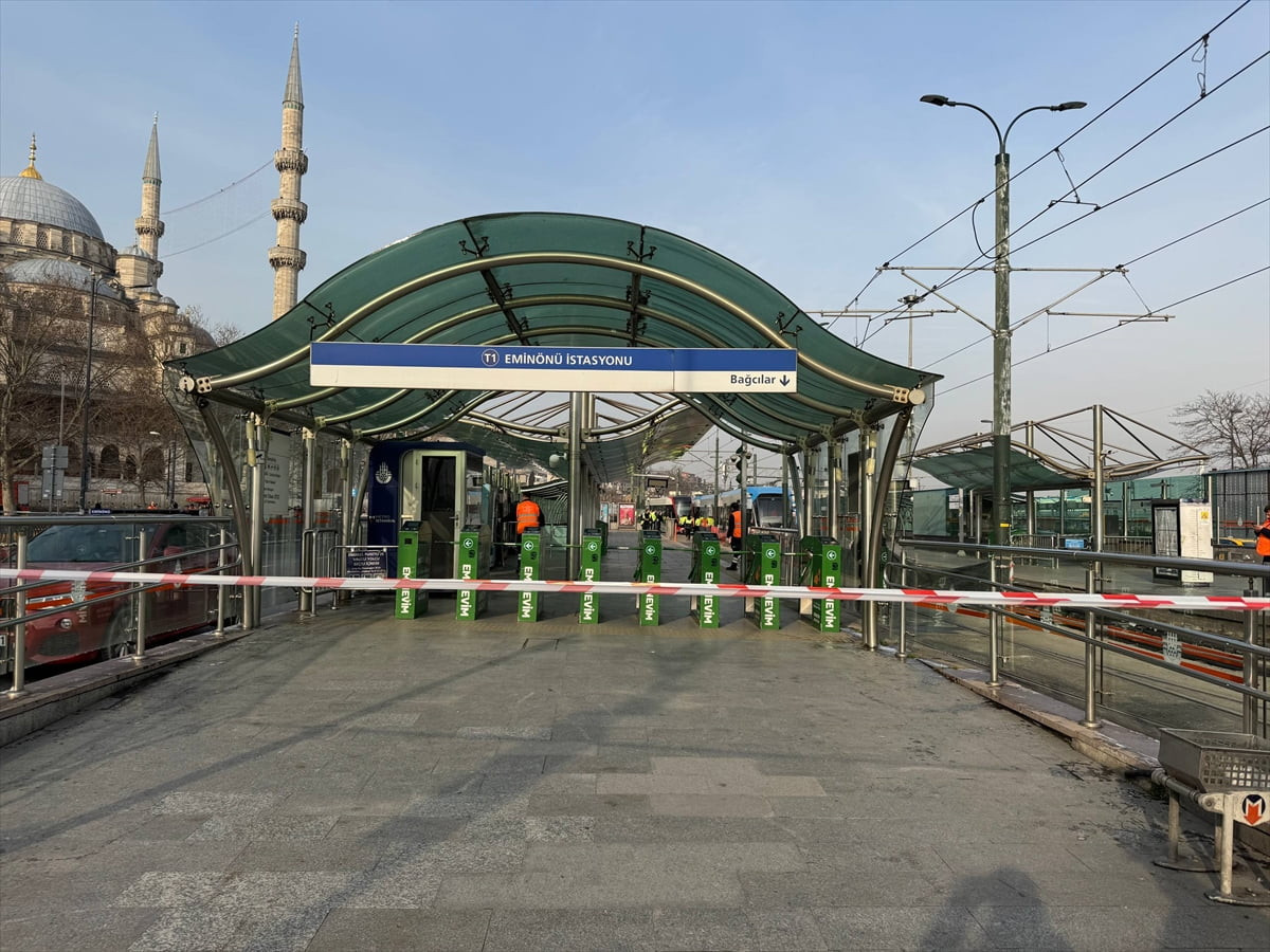 Fatih'te, Bağcılar yönünde ilerleyen tramvayın raydan çıkarak karşı yönden gelen tramvaya çarpması...