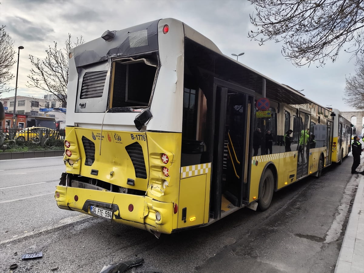 Fatih'te durağa yanaşırken kaza yapan 3 İETT otobüsünde hasar oluştu.