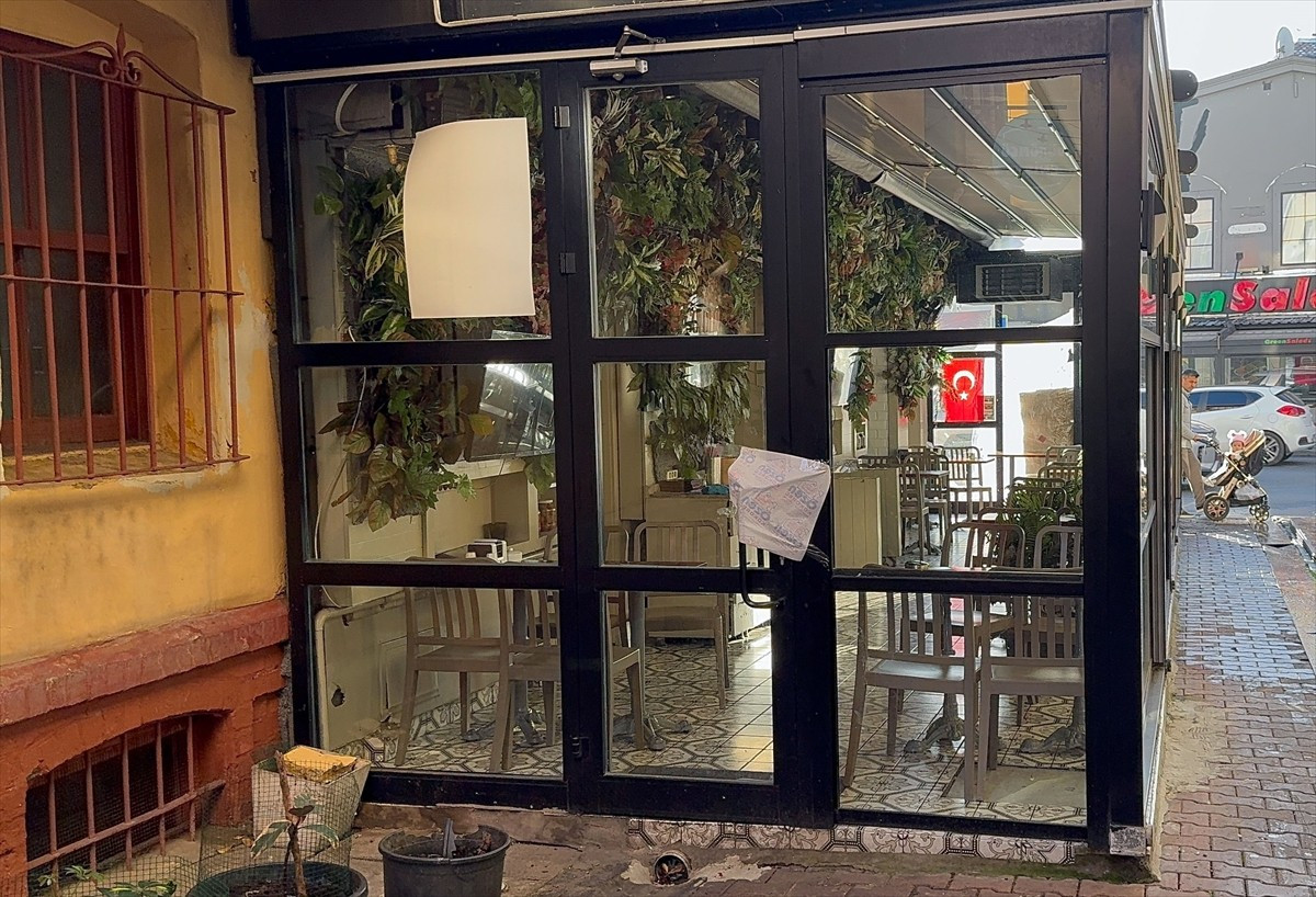 Fatih'te gıda zehirlenmesi şüphesiyle vefat eden 2 çocuğun annesi de hayatını kaybetti. Ailenin 11...