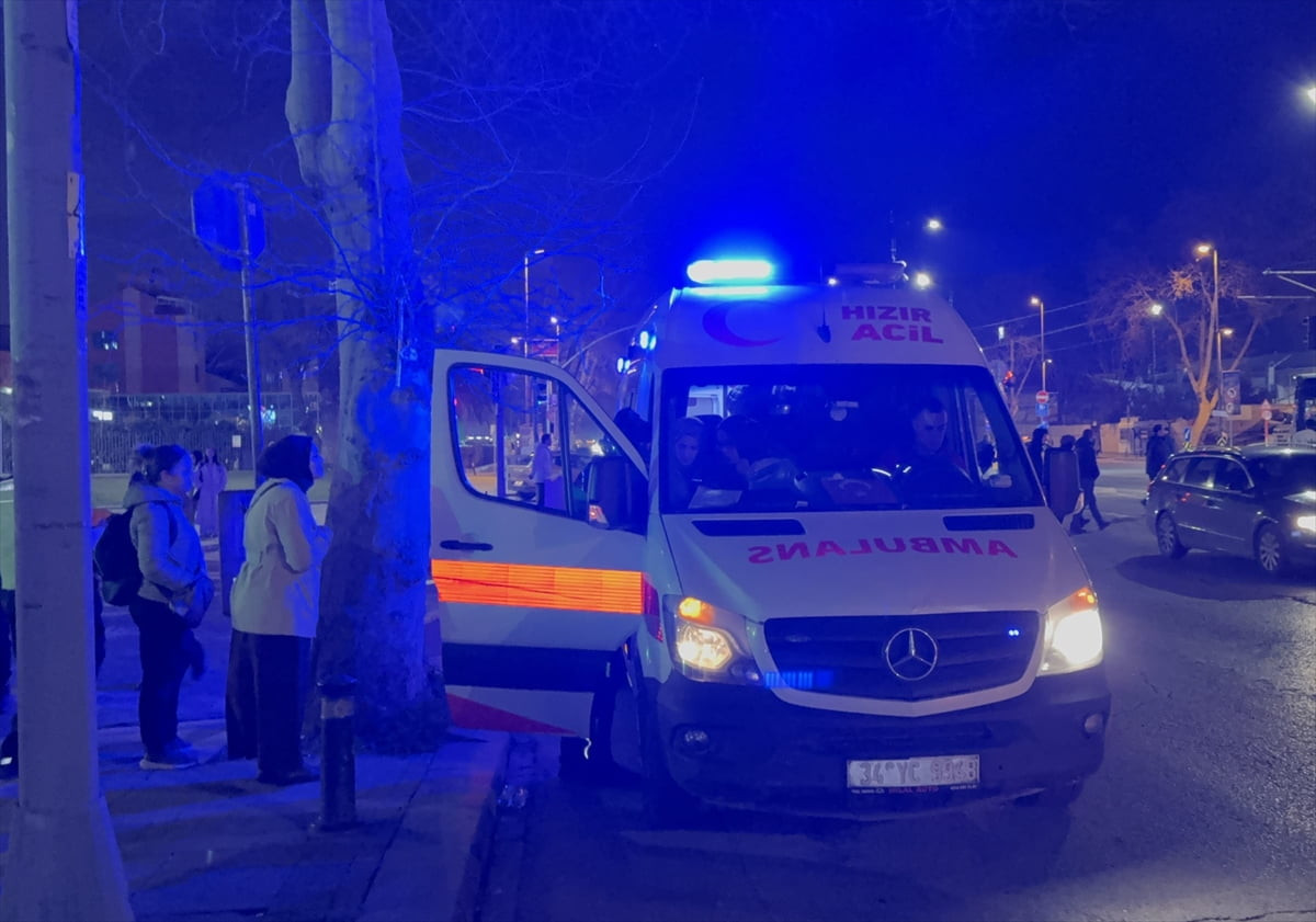 Fatih'te İETT otobüsünün çarptığı kadın yaralandı. Pazartekke Tramvay Durağı mevkisinde dönüş...