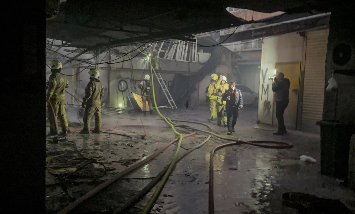 Fatih'te İskenderpaşa Mahallesi'ndeki kapalı otoparkta çıkan yangın, itfaiye ekiplerince...