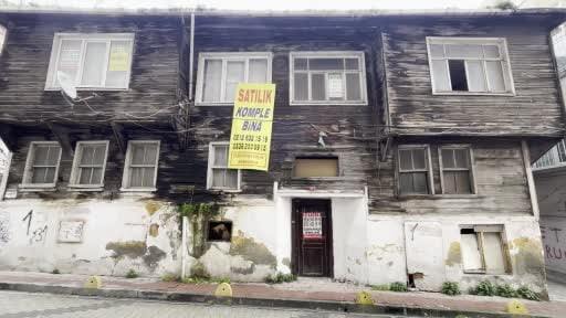 Fatih'te izinsiz kazı çalışması yapılan ev görüntülendi