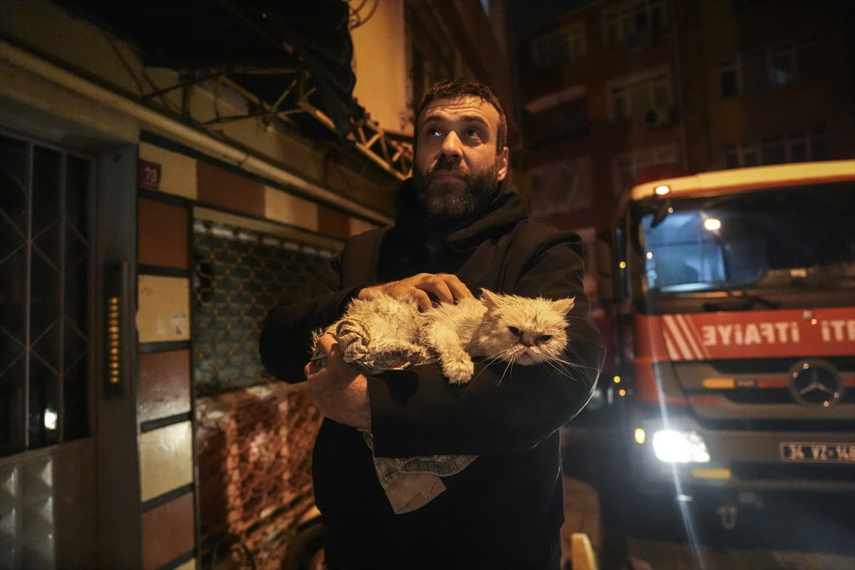 Fatih'te metruk bir binada başlayıp bitişikteki ahşap binaya sıçrayan yangın, itfaiye ekiplerince...