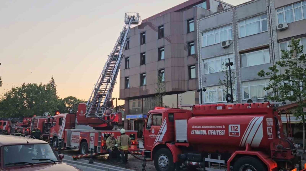 FATİH'TE OTELDE ÇIKAN YANGINDA 1 KİŞİ HAYATINI KAYBETTİ. POLİS EKİPLERİ, YANGININ ÇIKIŞ SEBEBİNİ...