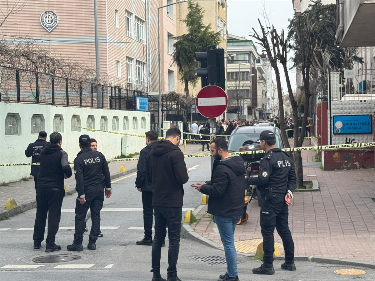 Fatih'te sokakta yürüdüğü sırada silahlı saldırıya uğrayan kadın yaşamını yitirdi.