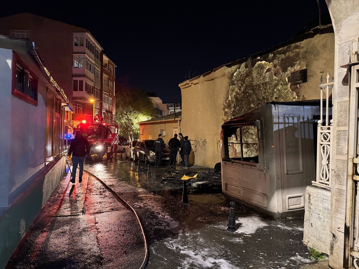 Fatih'te Sümbül Efendi Camisi'nin temizlik kulübesinde çıkan yangın hasara neden oldu.