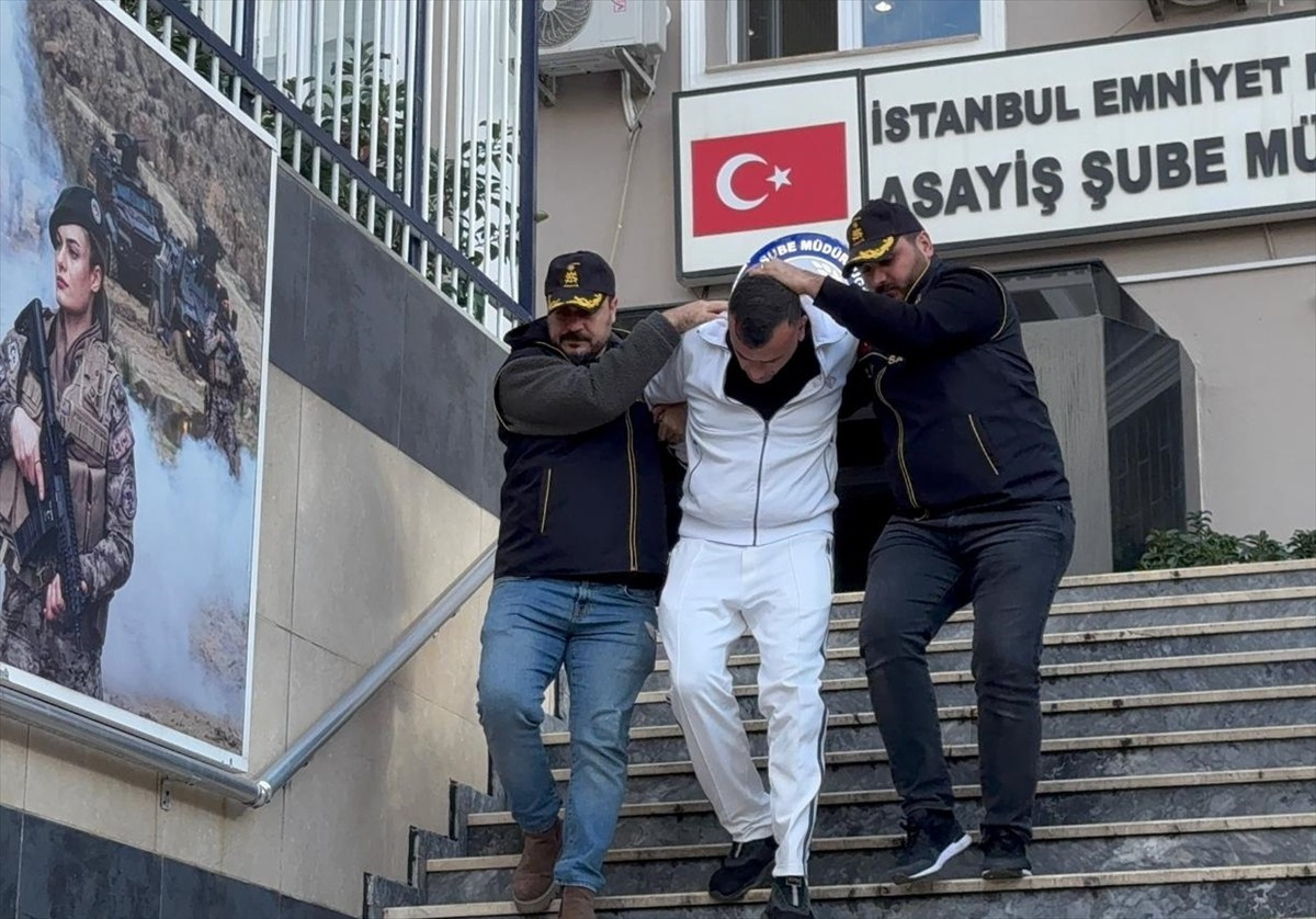 Fatih'te tartıştığı ev sahibini silahla öldürdükten sonra yakalanan zanlı, adliyeye sevk...