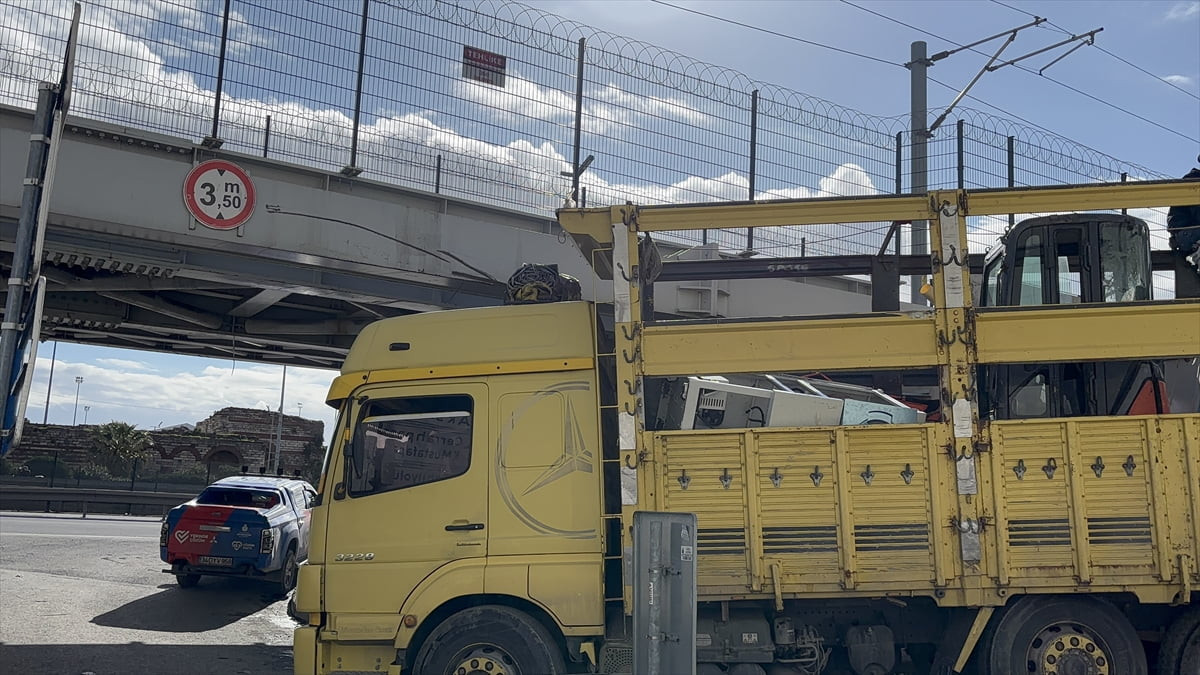 Fatih'te tren raylarının bulunduğu üst geçide çarpan tır, ekiplerin saatler süren çalışmasıyla...