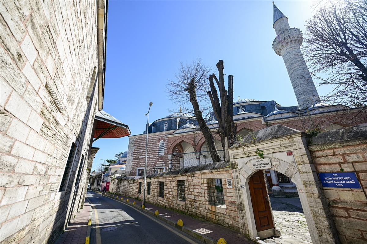 Fatih'te yer alan Haseki Hürrem Sultan Camisi, Osmanlı klasik dönem mimarisinin erken örnekleri...