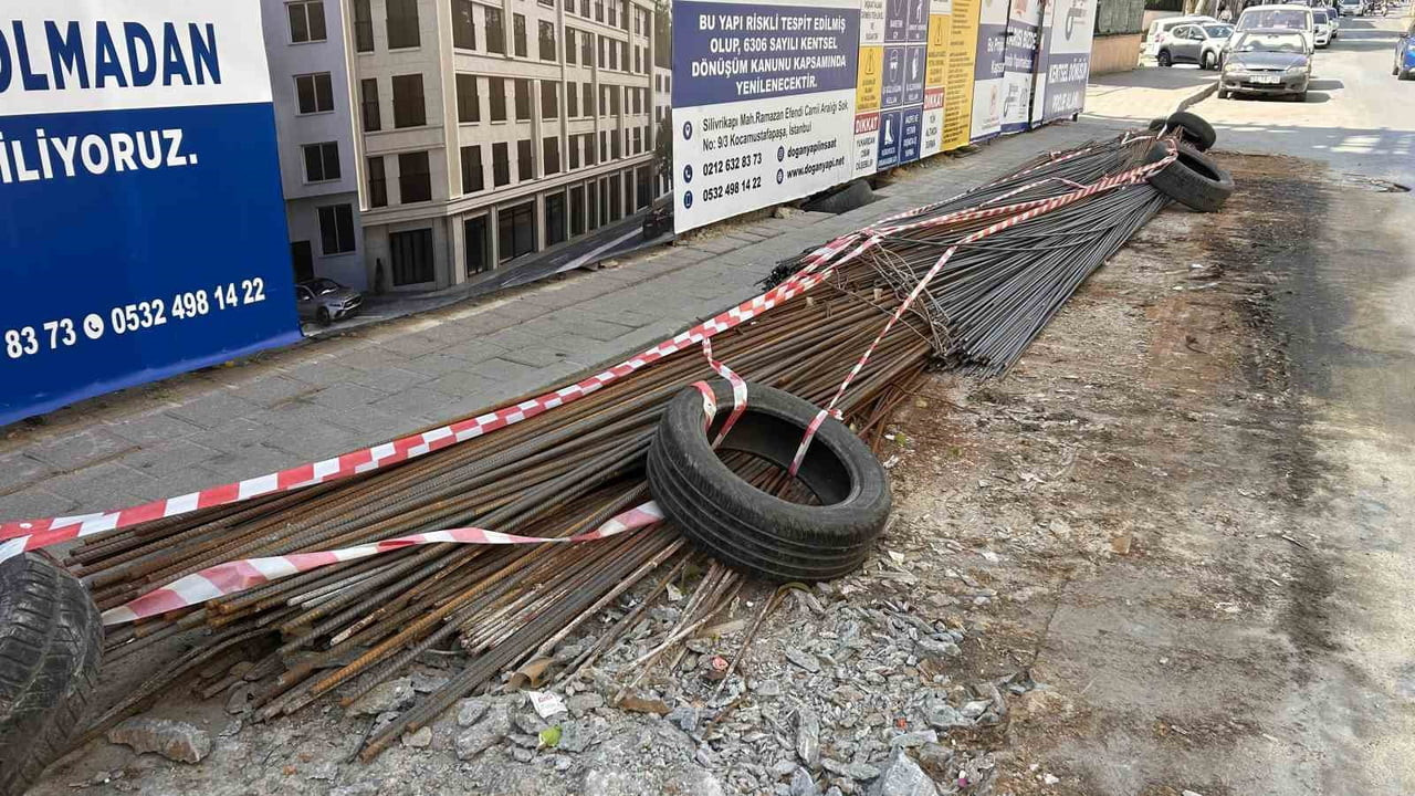 FATİH'TE YOL KENARINDA BULUNAN İNŞAAT DEMİRLERİ, İETT OTOBÜSÜN ALTINI DELEREK İÇERİ GİRDİ....