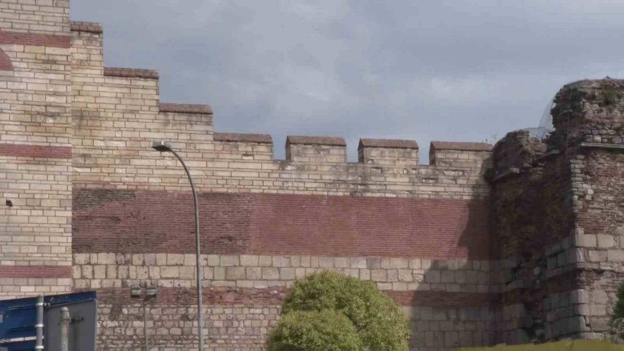 FATİH'TEKİ EDİRNEKAPI SURLARI ÜZERİNDE BİR KIZ VE BİR ERKEĞİN ŞÜPHELİ TAVIRLAR SERGİLEDİĞİNİ GÖREN...