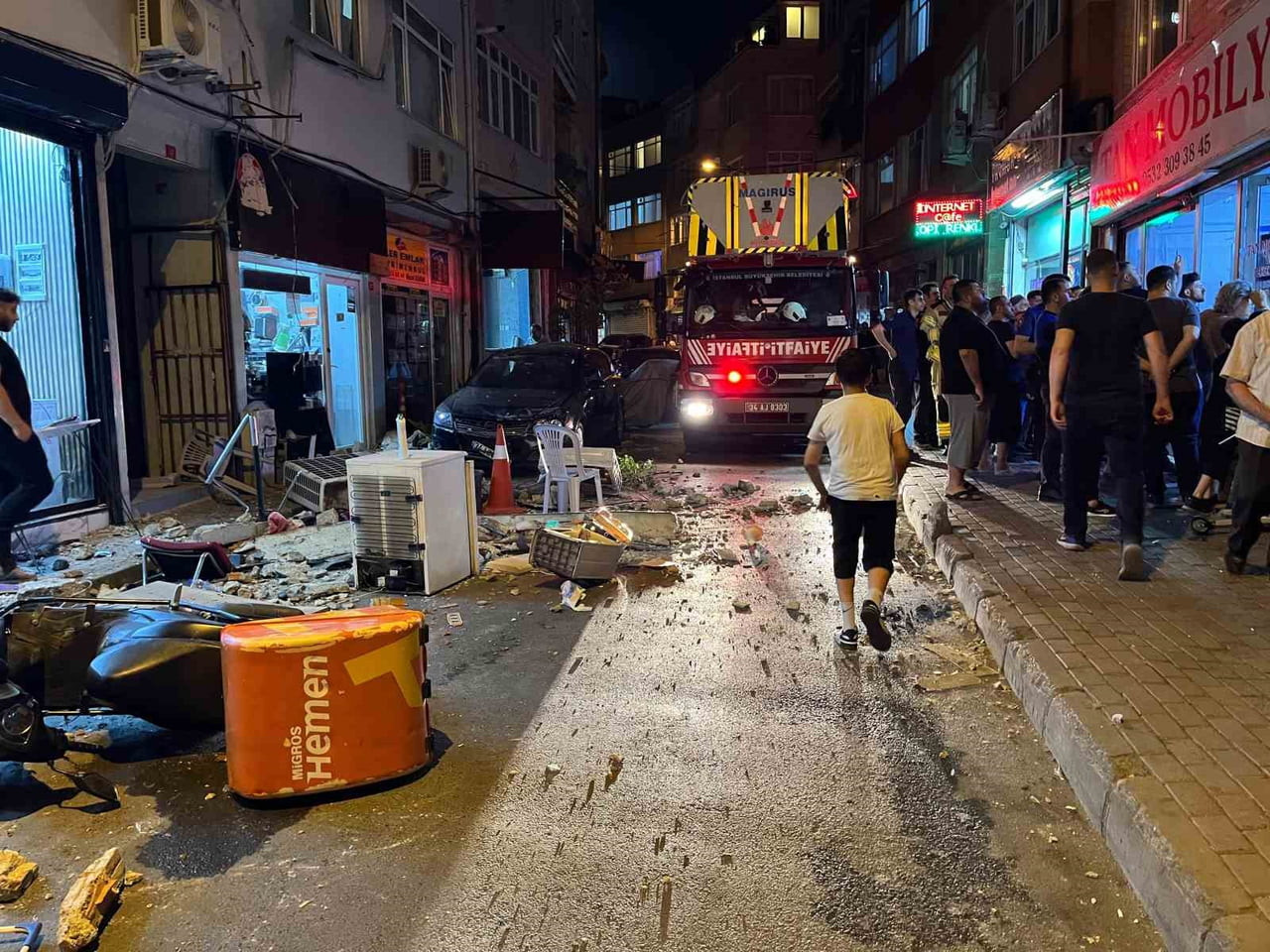 FATİH’TE 4 KATLI BİNANIN ÇATISINDAN DÜŞEN PARÇALAR KAMERADA : 2 KİŞİ SON ANDA KURTULDU