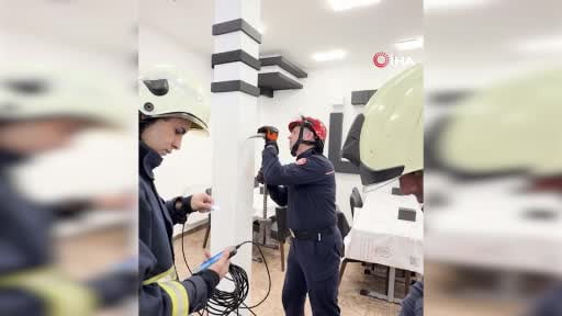 Fatih’te restoranın duvarına sıkışan yavru kedi kurtarıldı