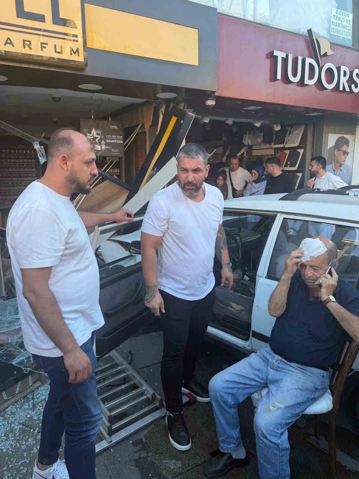 FATİH’TE SÜRÜCÜSÜNÜN DİREKSİYON HAKİMİYETİNİ KAYBETTİĞİ OTOMOBİL, KALDIRIMA ÇIKTIKTAN SONRA İKİ İŞ...