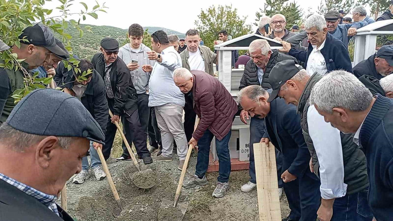FATMA ÇALIMBAY’IN CENAZESİ, YILDIZELİ İLÇESİNE BAĞLI TOPULYURT KÖYÜNDEKİ EVİNİN ÖNÜNDE KILINAN...