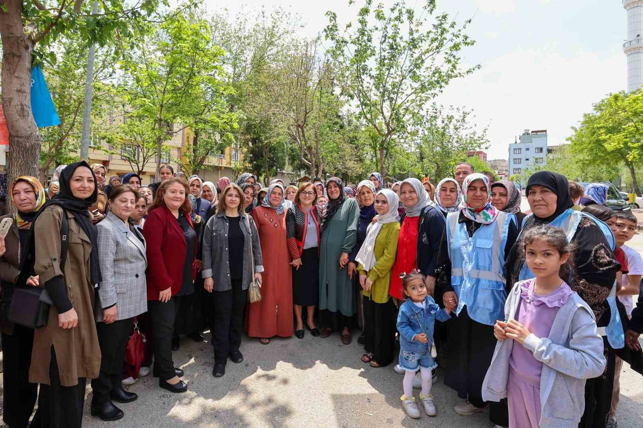 FATMA ŞAHİN, 25 ARALIK MAHALLESİ SAKİNLERİYLE BAYRAMLAŞTI