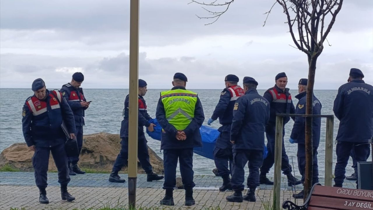 Fatsa Sahilinde Gizemli Cisim İnceleniyor