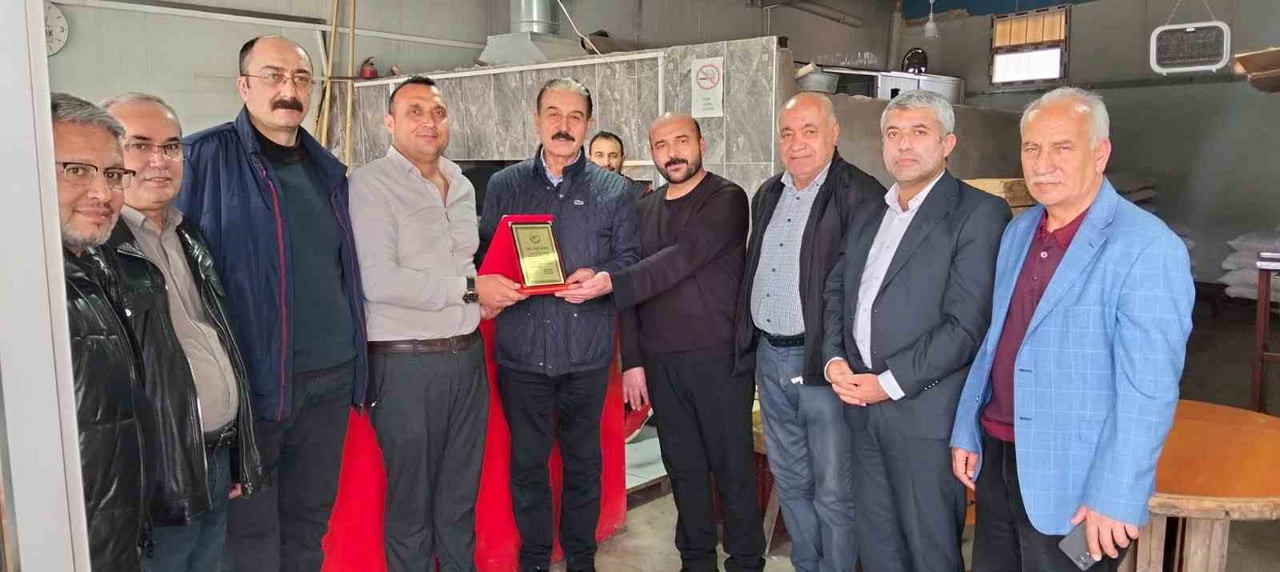 FAZLA YARDIMI KABUL ETMEYEN ESNAFA ÖRNEK DAVRANIŞ PLAKETİ