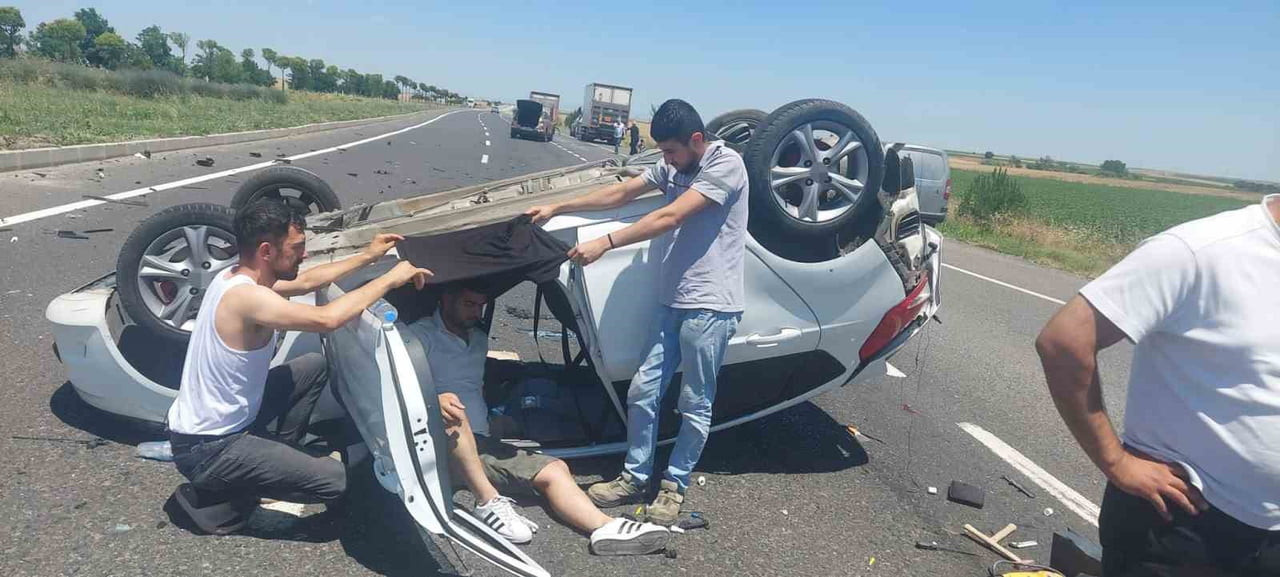 FECİ KAZADA 3 KİŞİ YARALANDI.