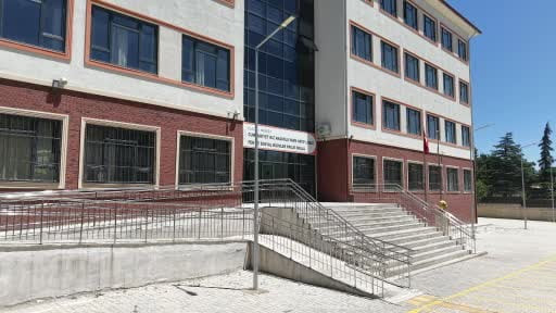Fedakar öğretmenler tatilde okulu yeni döneme hazırlıyor