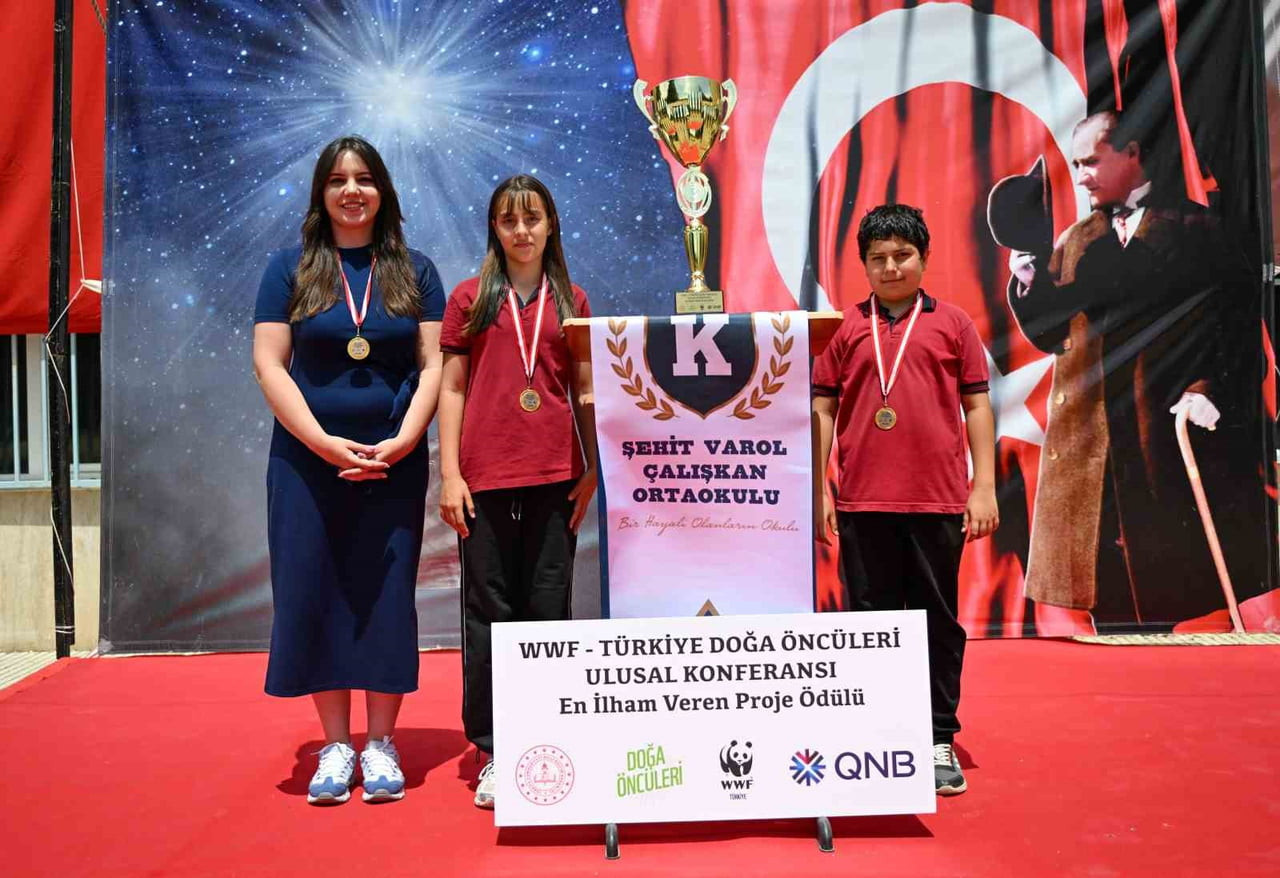 FEN BİLİMLERİ ÖĞRETMENİ AYLİN KAHRAMAN ZİYLAN, ÖĞRENCİ MELEK NİSA ÖZKUL VE ÖĞRENCİ EFECAN...