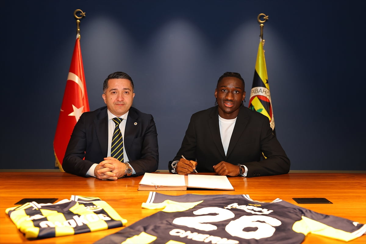 Fenerbahçe, 19 yaşındaki forvet oyuncusu Sidiki Cherif'i sezon sonuna kadar kiraladı. Sidiki...