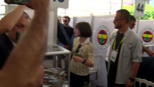 Fenerbahçe Başkan Adayı Aziz Yıldırım, başkanlık seçiminde oyunu kullandı.