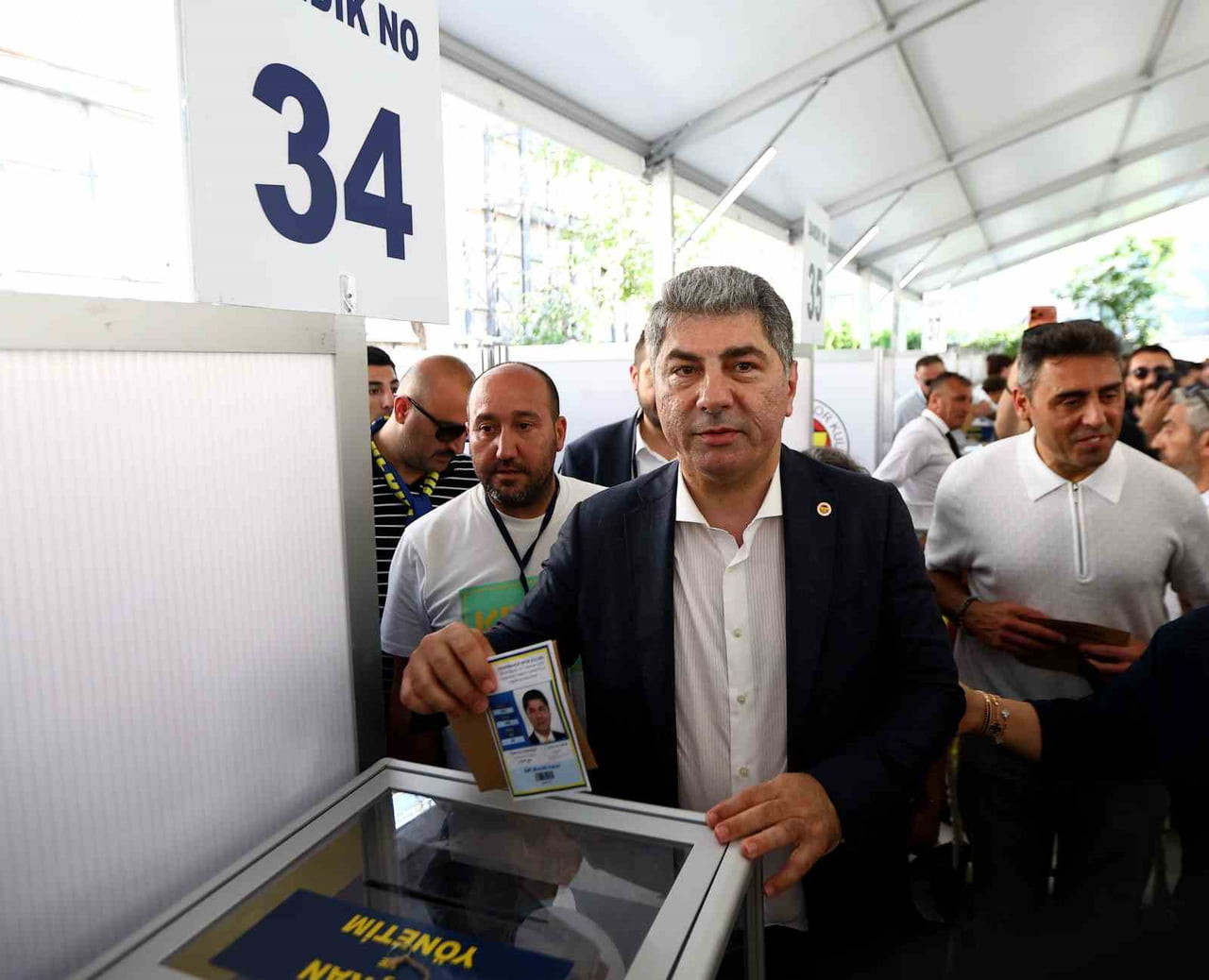 FENERBAHÇE BAŞKAN ADAYI HAKAN SAFİ, OLAĞANÜSTÜ SEÇİMLİ GENEL KURULDA OYUNU KULLANDI.