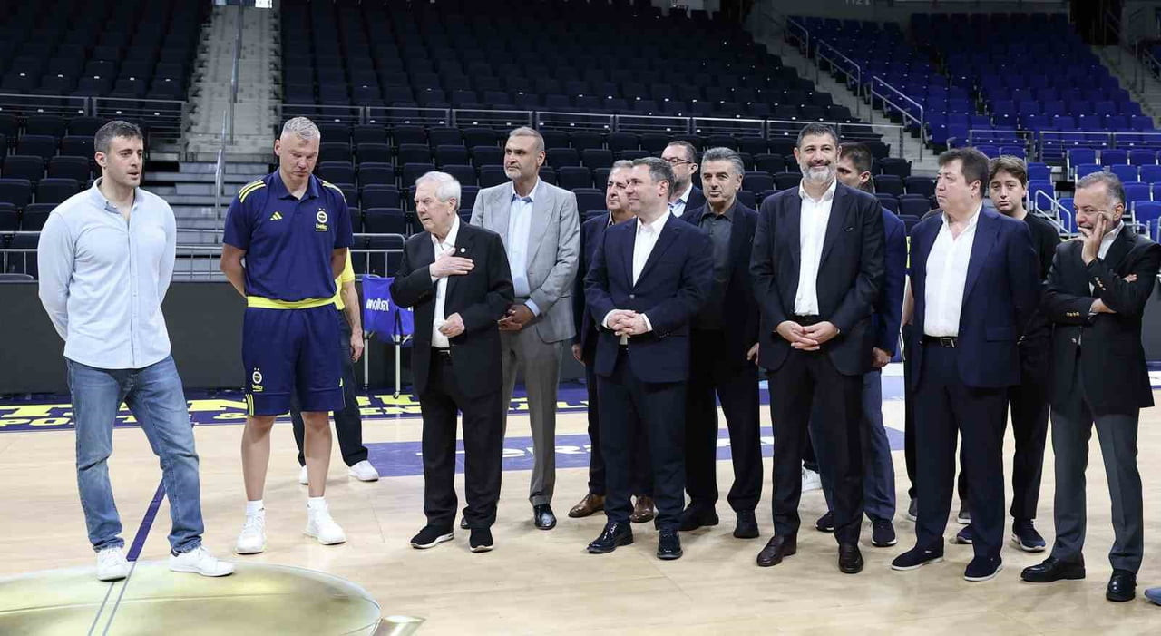 FENERBAHÇE BAŞKANI AZİZ YILDIRIM VE YÖNETİM KURULU ÜYELERİ, FENERBAHÇE ERKEK BASKETBOL TAKIMI'NA...