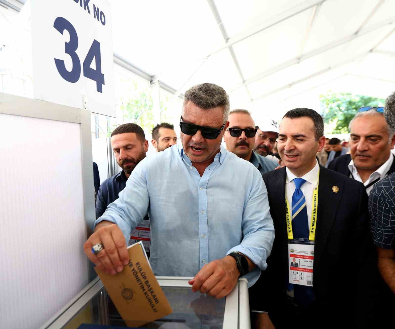 FENERBAHÇE BAŞKANI SADETTİN SARAN, FENERBAHÇE OLAĞANÜSTÜ SEÇİMLİ GENEL KURULUNDA OYUNU...