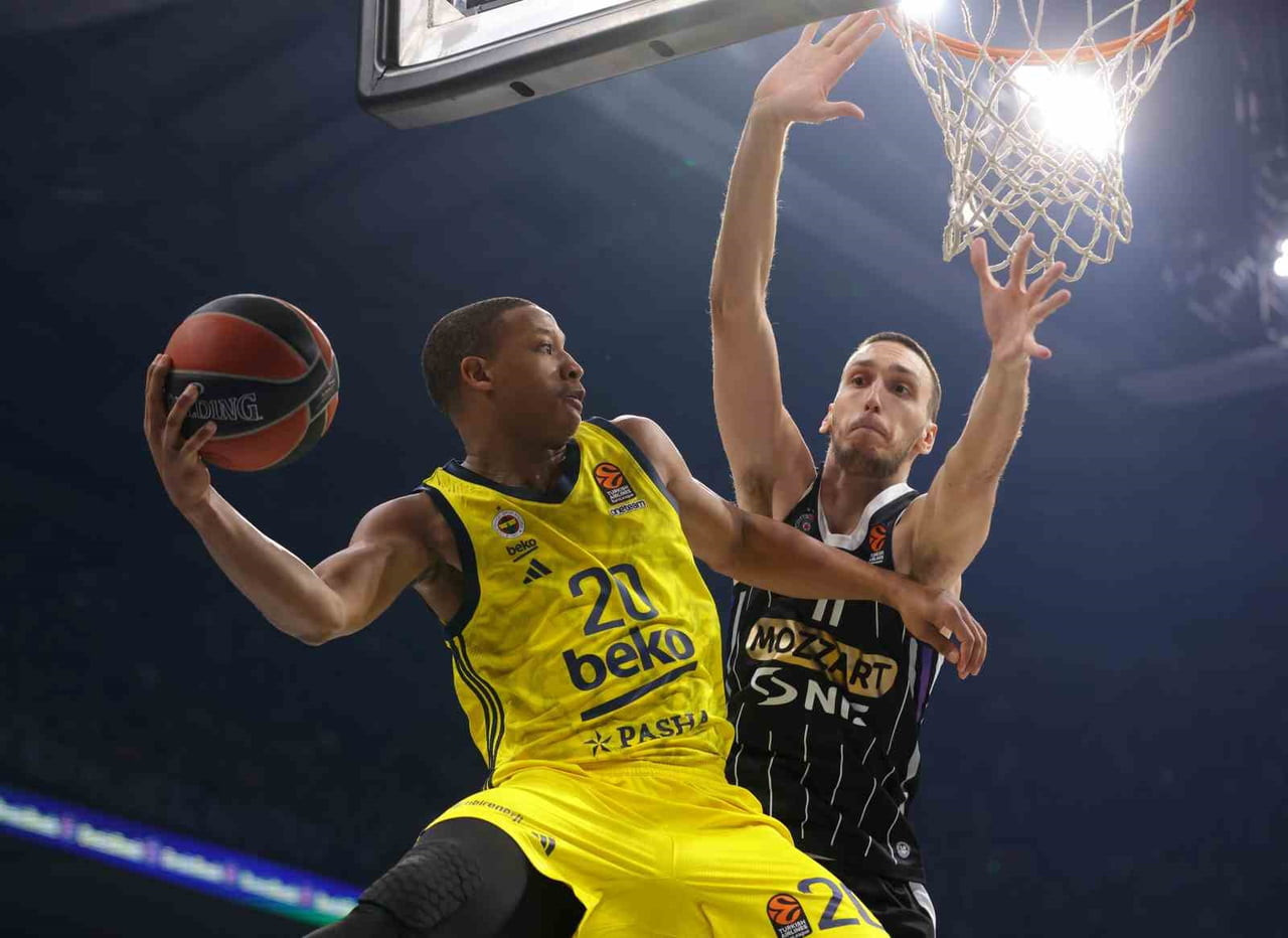 FENERBAHÇE BEKO, DEVON HALL İLE YOLLARINI AYIRDI. 30 YAŞINDAKİ OYUNCU, SARI-LACİVERTLİLERDE 6 KUPA...