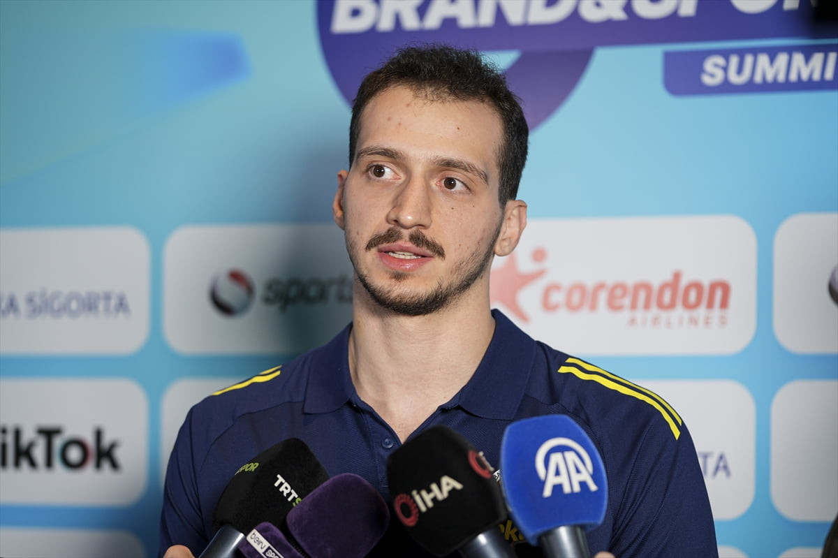 Fenerbahçe Beko Erkek Basketbol Takımı oyuncusu Mert Emre Ekşioğlu, Kadıköy'de katıldığı bir...