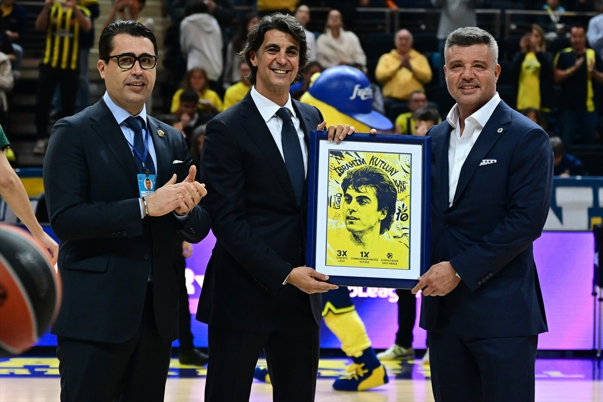 Fenerbahçe Beko, eski milli basketbolcu İbrahim Kutluay'ı (ortada) onurlandırdı. Uzun yıllar...
