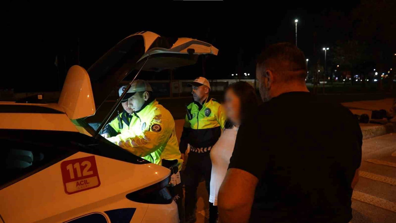 FENERBAHÇE-BEŞİKTAŞ DERBİSİNİN ARDINDAN KUTLAMA YAPMAK İSTEYEN BİR ÇİFT, KADIKÖY'DE POLİS...