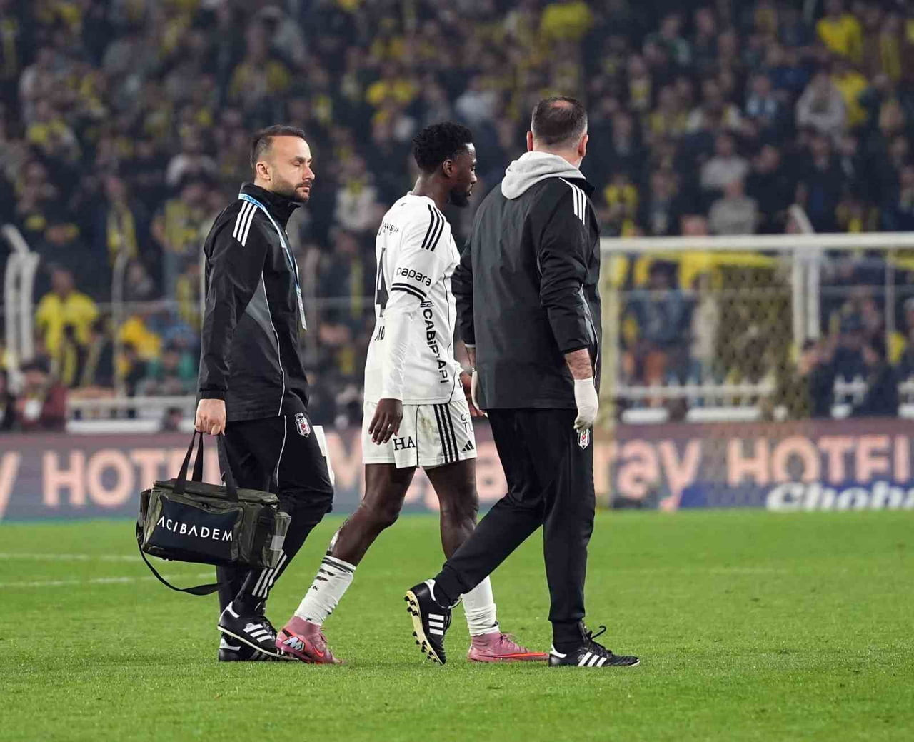 FENERBAHÇE DERBİSİNDE SARI KART GÖREN BEŞİKTAŞ’IN TECRÜBELİ ORTA SAHASI WİLFRED NDİDİ, SÜPER...