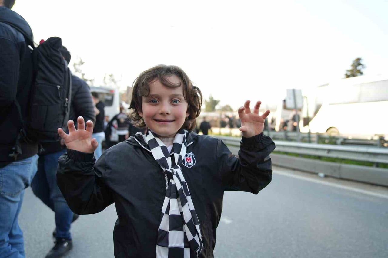 FENERBAHÇE DERBİSİNİ TRİBÜNDEN TAKİP EDECEK BEŞİKTAŞ TARAFTARI, KADIKÖY'E GELDİ.
