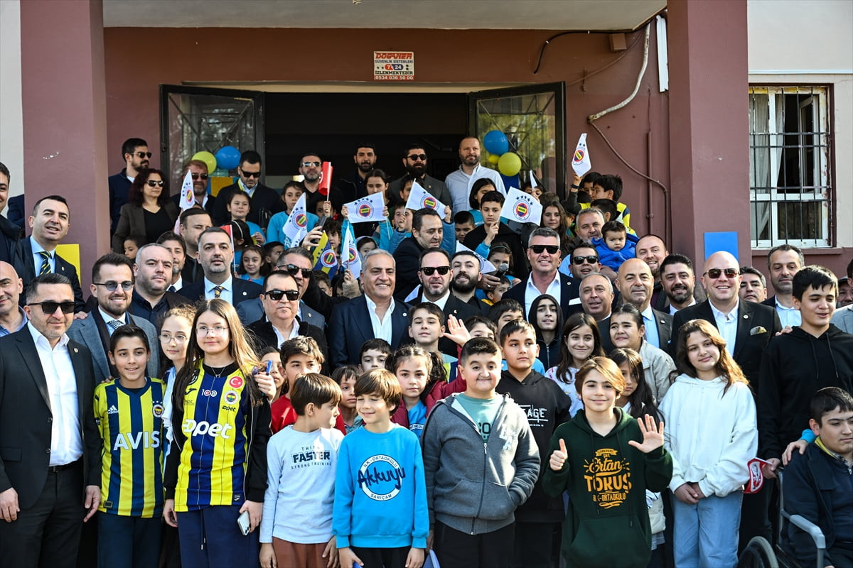 Fenerbahçe Kulübü Başkanı Sadettin Saran, Adana'da ilkokul öğrencileriyle buluştu. Başkan Saran...