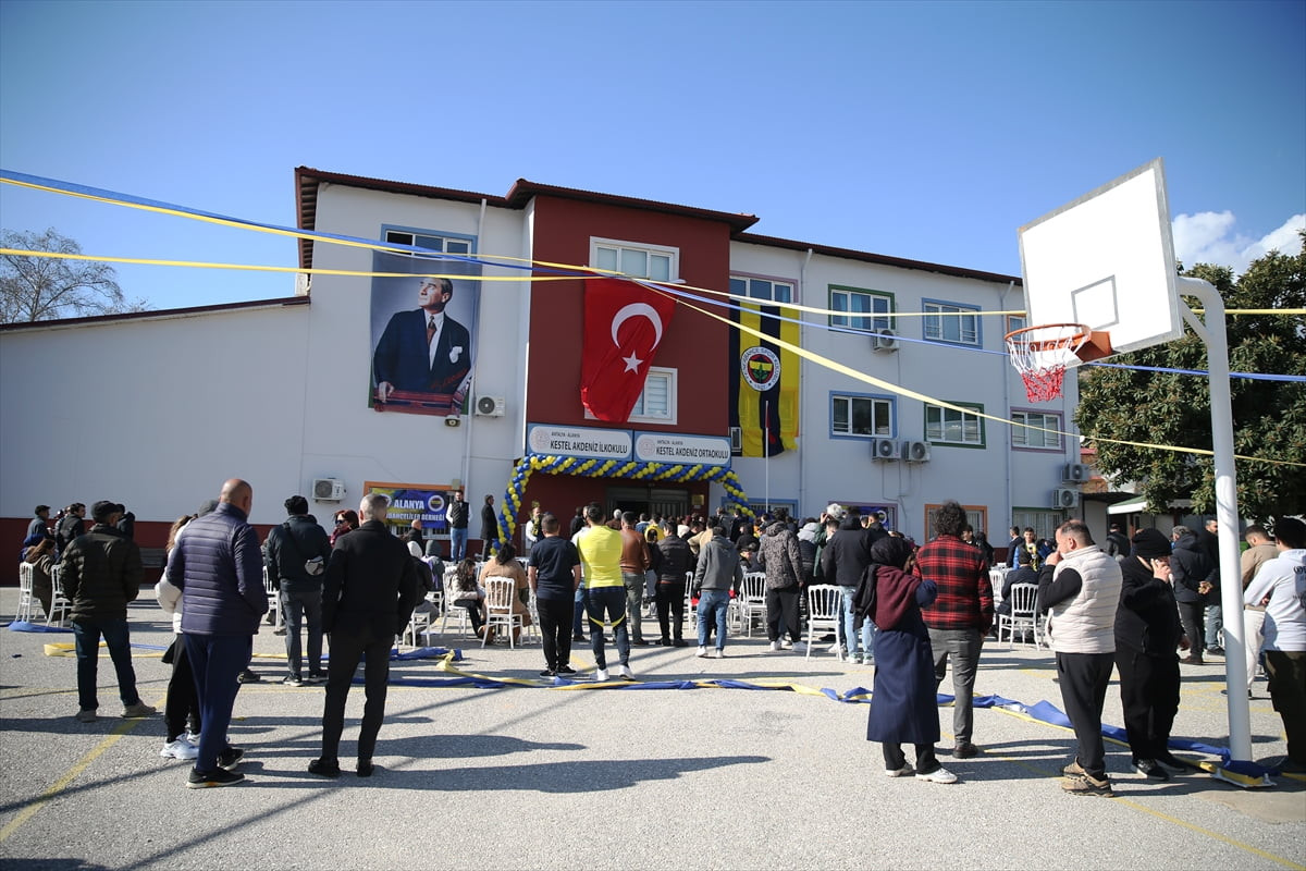 Fenerbahçe Kulübü Başkanı Sadettin Saran, Antalya'nın Alanya ilçesinde Kestel Akdeniz İlkokulu ve...