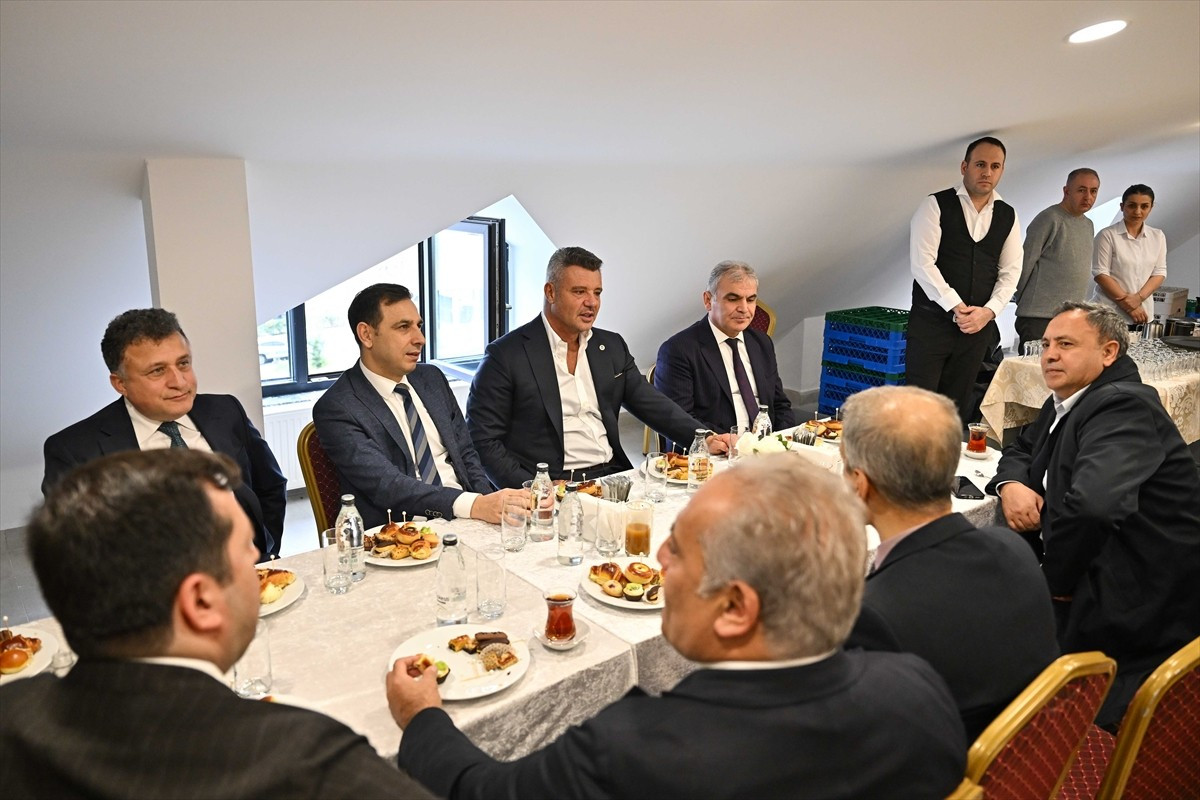 Fenerbahçe Kulübü Başkanı Sadettin Saran (arka sol 3), Bayrampaşa'da yapımı tamamlanarak Milli...