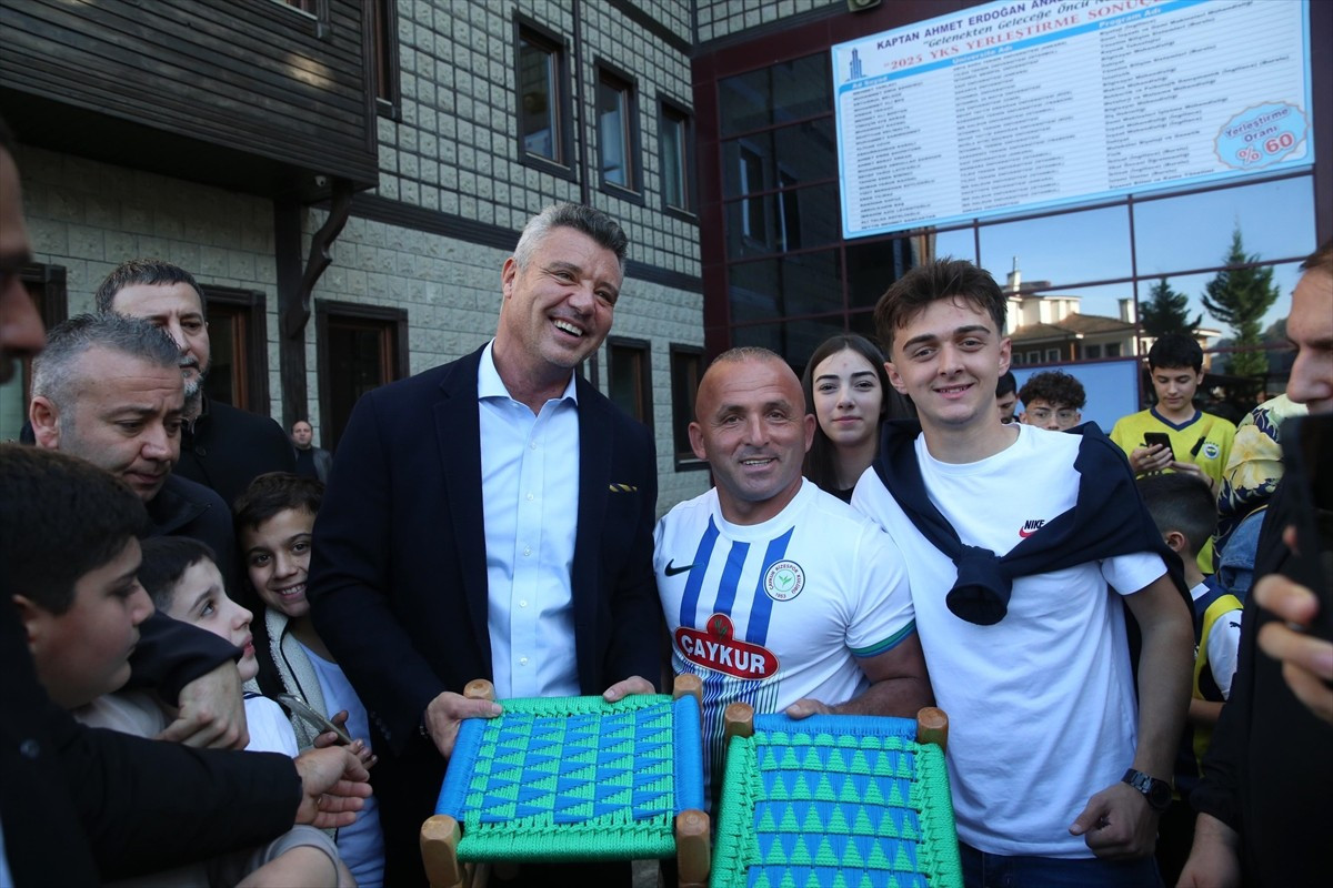 Fenerbahçe Kulübü Başkanı Sadettin Saran ve yönetim kurulu üyeleri, Rize'nin Güneysu ilçesinde...