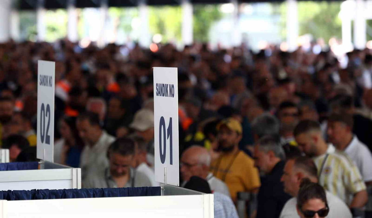 FENERBAHÇE OLAĞANÜSTÜ SEÇİMLİ GENEL KURUL TOPLANTISI'NDA OY SAYMA İŞLEMİ BAŞLADI.