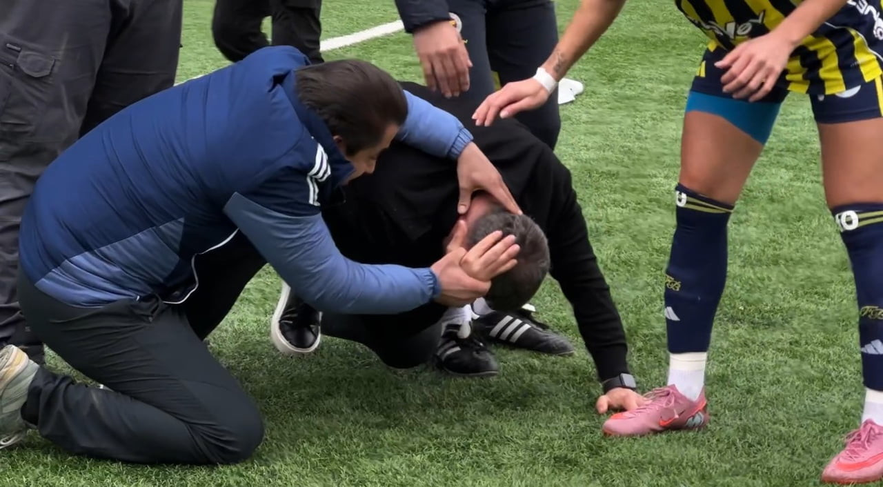 FENERBAHÇE TEKNİK DİREKTÖRÜ GÖKHAN BOZKAYA DA BAŞINA GELEN BİR CİSİMLE BİR SÜRE YERDE...