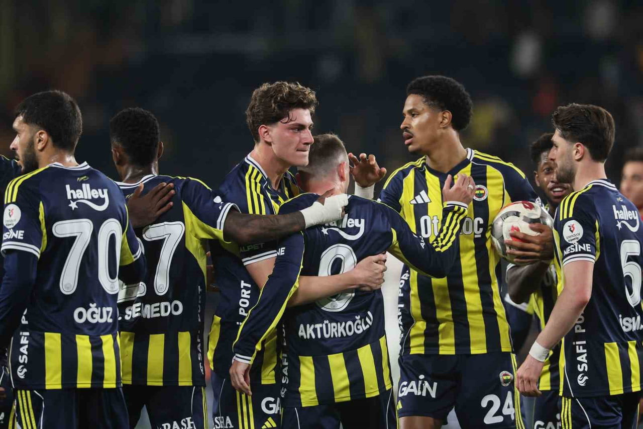 FENERBAHÇE, TRENDYOL SÜPER LİG'İN SON MAÇINDA EYÜPSPOR İLE 3-3 BERABERE KALDI VE SEZONU 74 PUANDA...