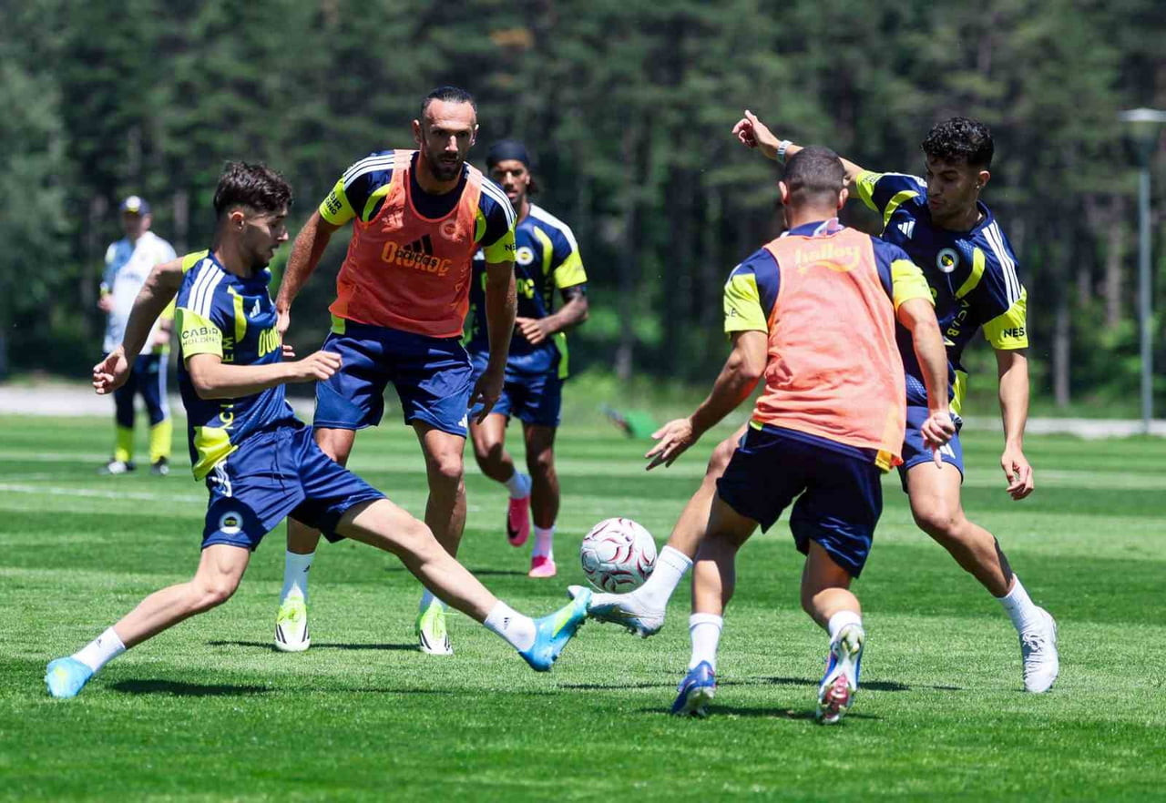 FENERBAHÇE, YENİ SEZON HAZIRLIKLARINA TOPUK YAYLASI TESİSLERİ'NDE DEVAM EDİYOR
