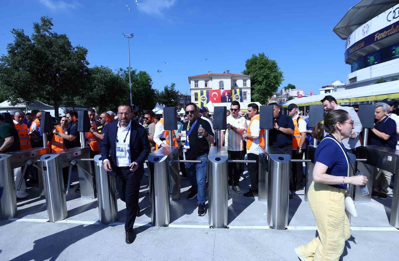 FENERBAHÇE'DE OLAĞANÜSTÜ SEÇİMLİ GENEL KURUL TOPLANTISI BAŞLADI.