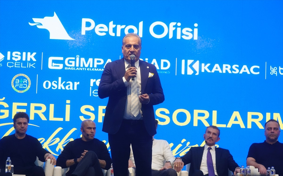 Fenerbahçe'nin eski futbolcuları, yarın oynanacak Galatasaray maçı öncesinde bir araya gelerek...