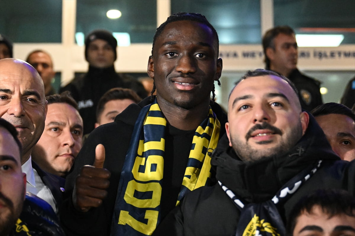 Fenerbahçe'nin transfer görüşmelerinde bulunduğu Fransız santrfor Sidiki Cherif, İstanbul'a geldi....