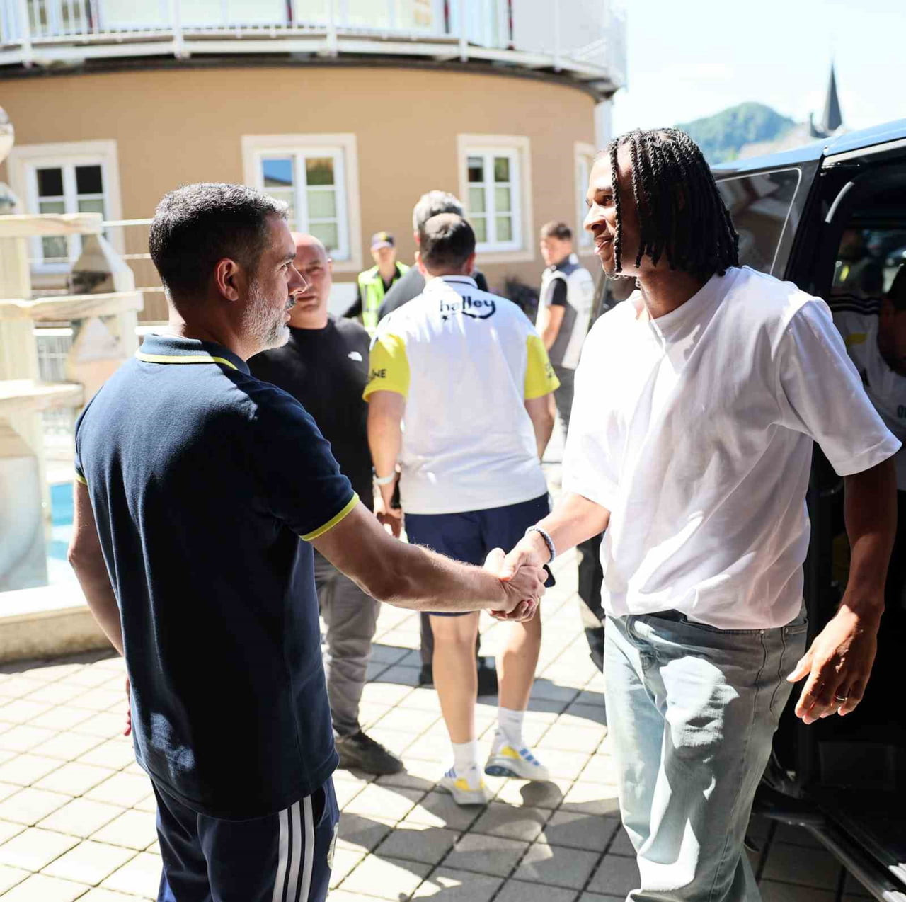 FENERBAHÇE'NİN YENİ TRANSFERLERİNDEN NATHAN AKE, ÇALIŞMALARINA BAŞLADI.