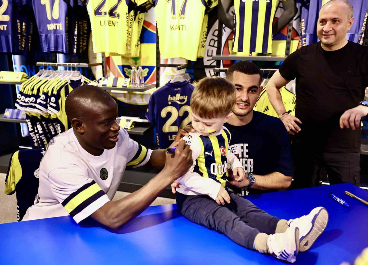 FENERBAHÇELİ OYUNCULAR N'GOLO KANTE VE LEVENT MERCAN, İMZA GÜNÜNDE TARAFTARLARLA BİR ARAYA...